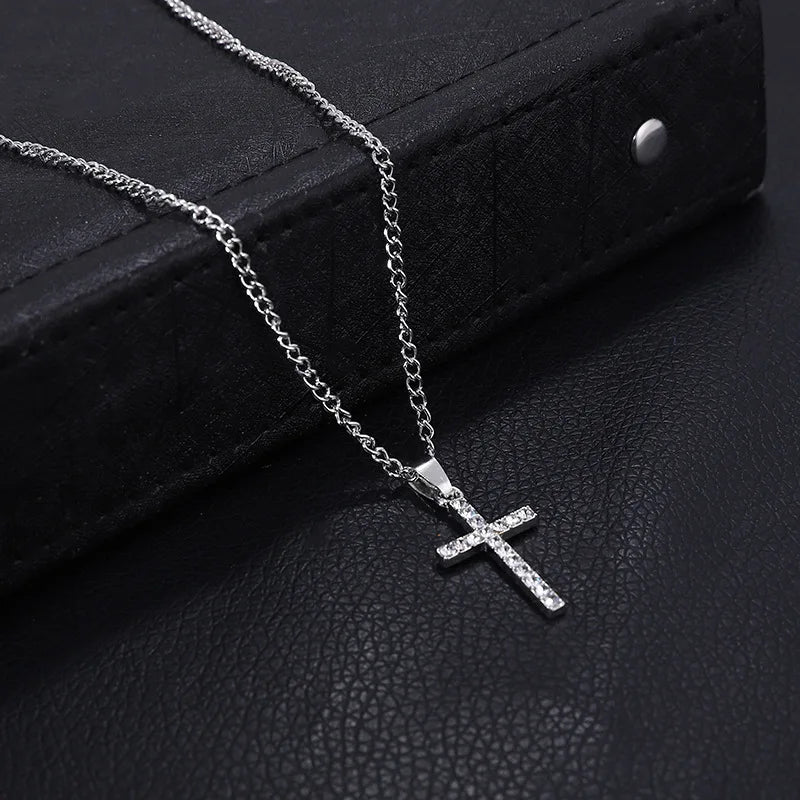 Cross Pendant Necklace With Moissanite