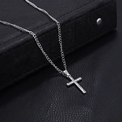Cross Pendant Necklace With Moissanite