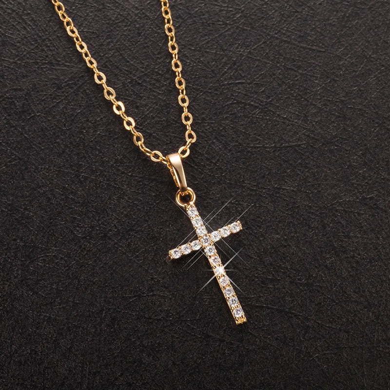 Cross Pendant Necklace With Moissanite