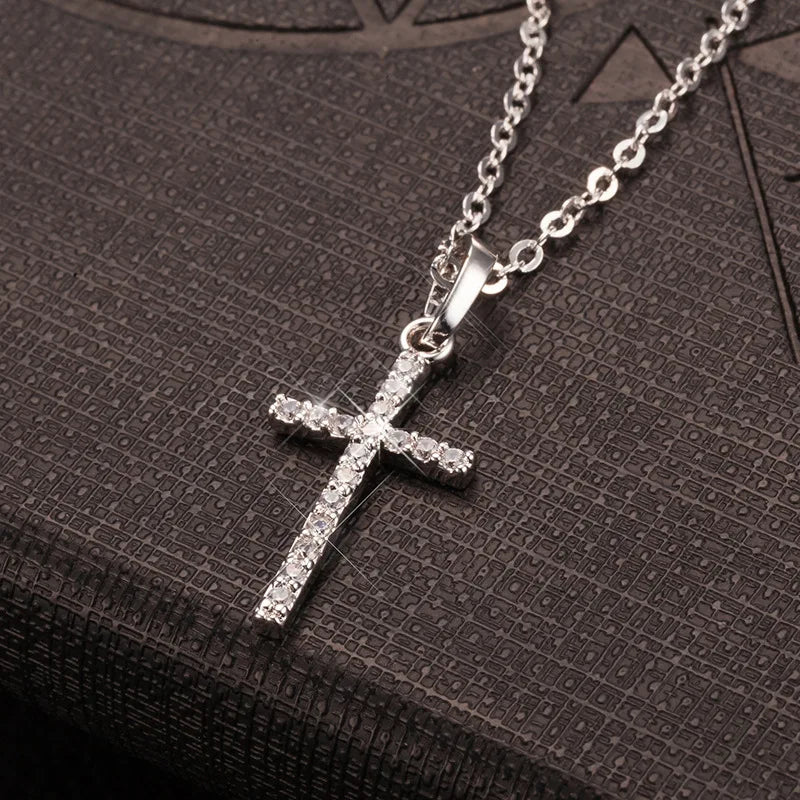 Cross Pendant Necklace With Moissanite