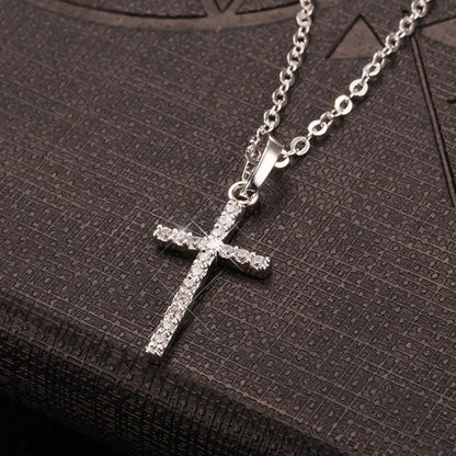Cross Pendant Necklace With Moissanite
